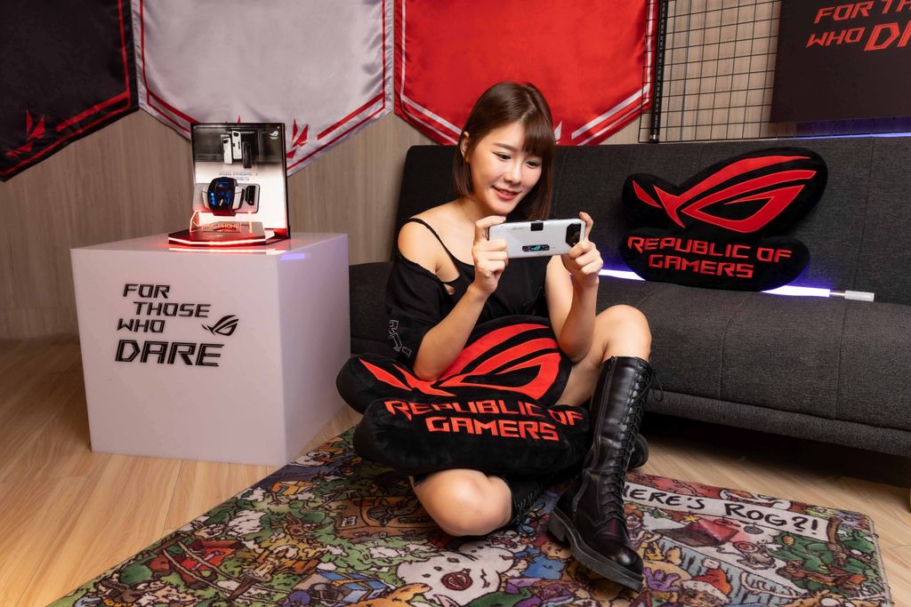 ROG Phone 7 Ultimate橫跨遊戲、音樂、動漫領域，打造凌駕市場的強悍效能及舒適體驗。